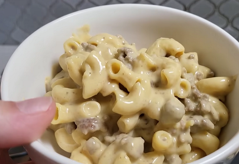 Creamy MAC & CHEESE with ground beef
