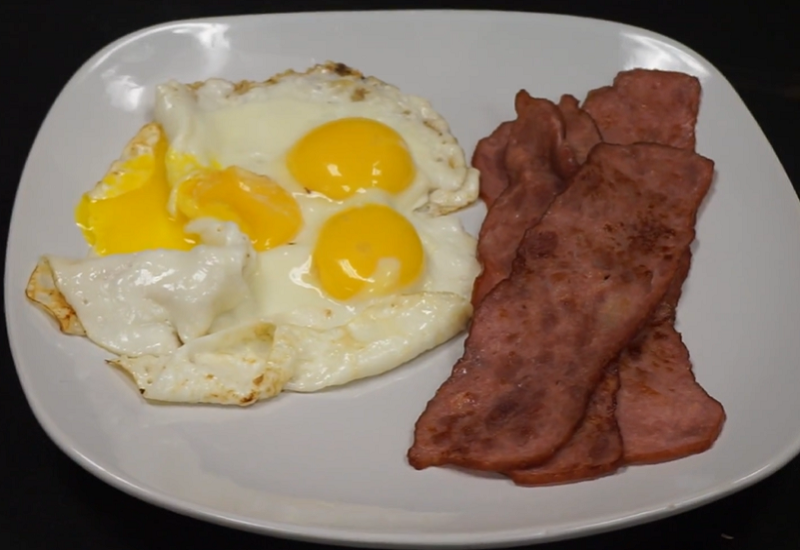 Bacon and Eggs for Keto Breakfast