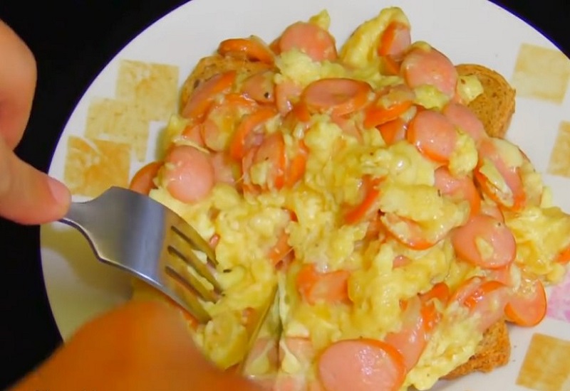 Easy Breakfast Eggs with Sausage
