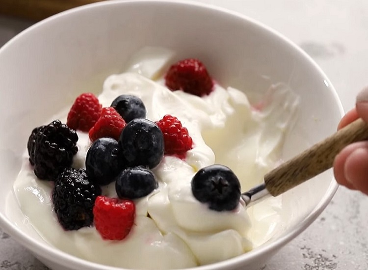 Easy Keto Yogurt Berry Bowl