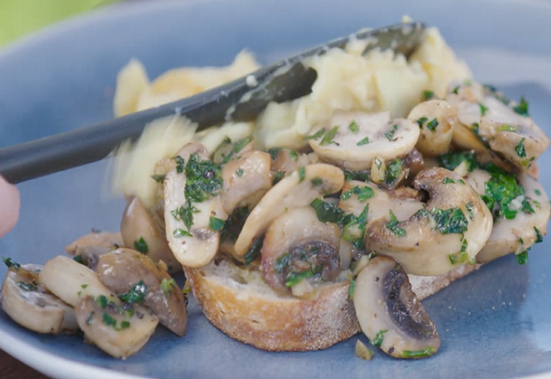 Mushrooms with Scrambled Eggs
