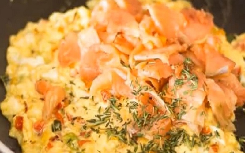 keto scrambled eggs with smoked salmon