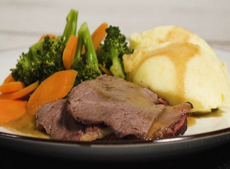 beef with mashed potatoes and gravy