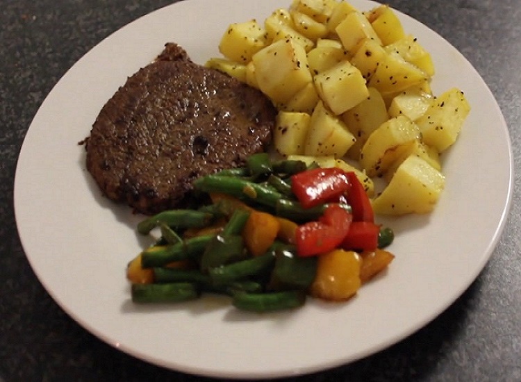 STEAK WITH ROAST POTATOES AND GREEN BEANS